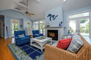 تلفزيون، مدفأة، مشغل دي في دي