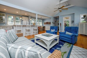 تلفزيون، مدفأة، مشغل دي في دي