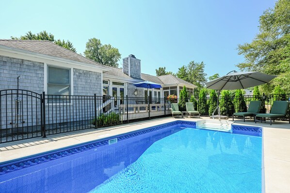 حمّام سباحة مُدفَّأ