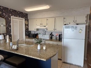 Kjøleskap, mikrobølgeovn, ovn og oppvaskmaskin