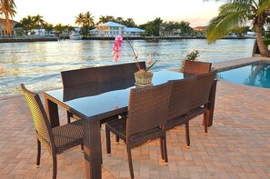 Outdoor dining - BY THE SEA VACATION VILLAS 3 BED WATERFRONT/ POOL Exclusive Bermuda Riviera location (Fort Lauderdale)
