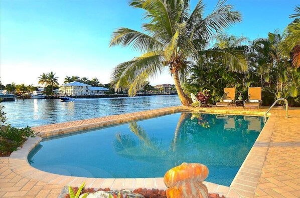 A heated pool - BY THE SEA VACATION VILLAS 3 BED WATERFRONT/ POOL Exclusive Bermuda Riviera location (Fort Lauderdale)