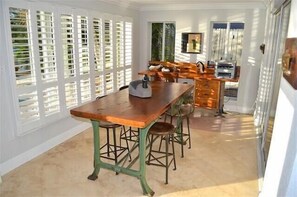 Dining - BY THE SEA VACATION VILLAS 3 BED WATERFRONT/ POOL Exclusive Bermuda Riviera location (Fort Lauderdale)