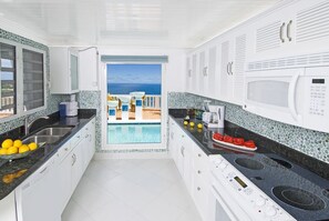 Geladeira, micro-ondas, fogão, cooktop