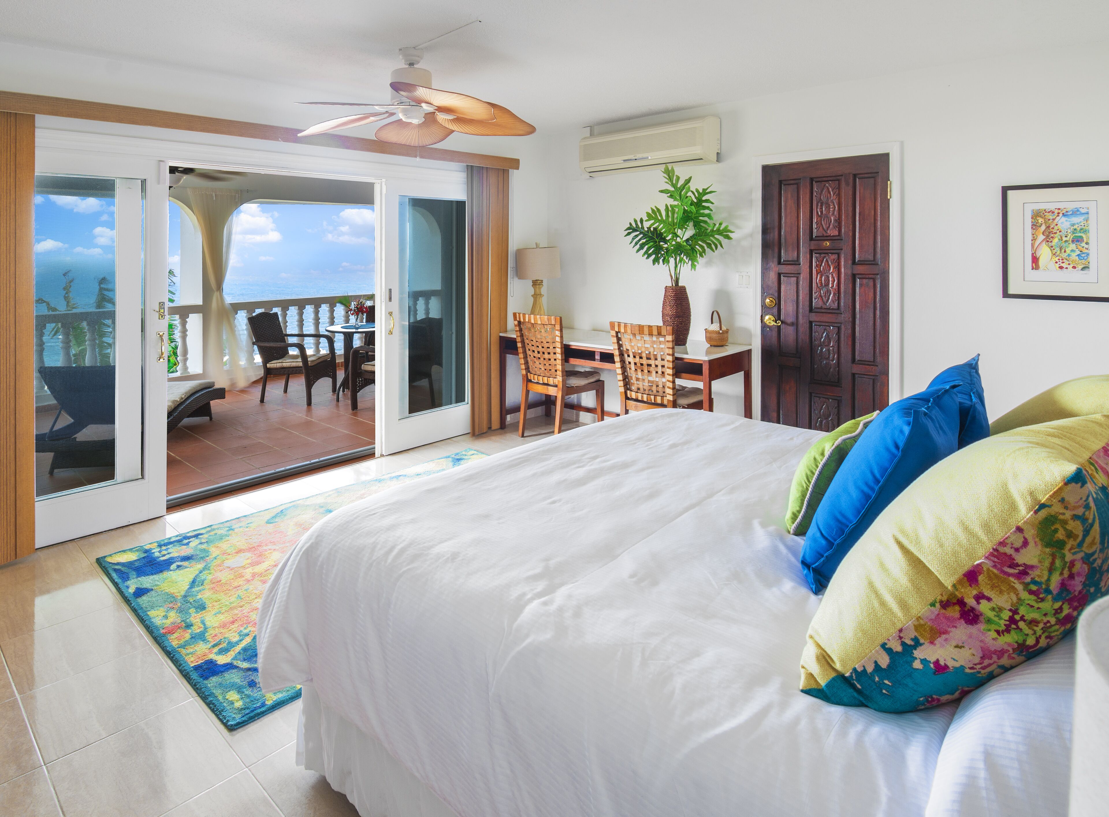 4 室のベッドルーム、セーフティボックス (室内)、デスク、アイロン / アイロン台