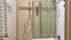A bathroom with a shower, toilet, and sink. - Independent studio near Santa Maria Novella Train Station (Firenze)