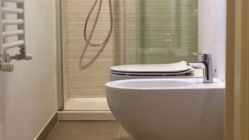 Dusche, Haartrockner, Bidet, Handtücher