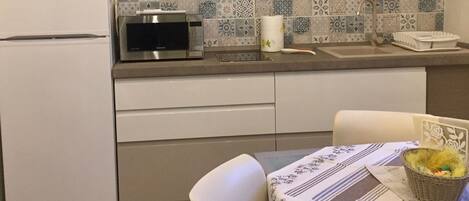 Frigorífico, microondas, placa de cocina y cafetera o tetera