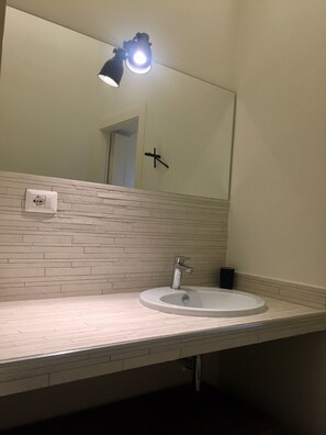 Doccia, asciugacapelli, bidet, asciugamani