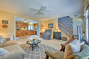 TV, DVD player, books - Charming Owls Head Retreat: 2 Mi to Rockland Coast (Owls Head)