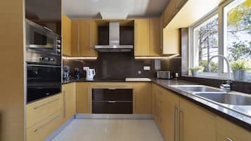 Geladeira, micro-ondas, fogão, lava-louças