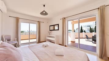 4 bedrooms, iron/ironing board, free WiFi