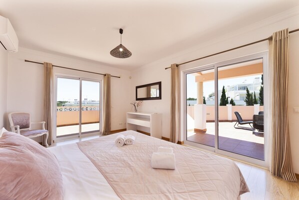 4 Schlafzimmer, Bügeleisen/Bügelbrett, kostenloses WLAN