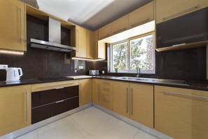 Fridge, microwave, oven, dishwasher