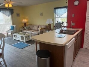 Fernseher, DVD-Player, Bücher