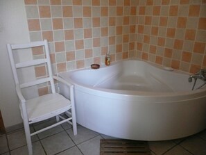 Combined shower/bathtub, hair dryer