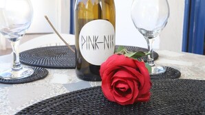 A table with a bottle of wine, two wine glasses, and a red rose. - 161 - COSTA AZUL LUXE..Spacious and central apartment with wonderful views (SALOU)