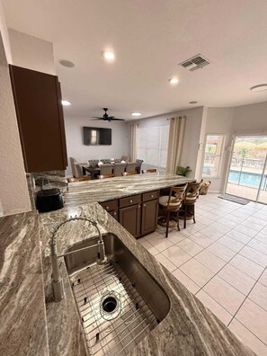 Een koelkast met diepvriezer, een microgolfoven, een oven, een kookplaat