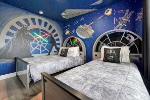 6 bedrooms, desk, iron/ironing board, travel cot - YOLO HOUSE -  WINDSOR HILLS : LUXURY TIKI BAR & BBQ : ALL DAY SUN :NEAR DISNEY (Kissimmee)