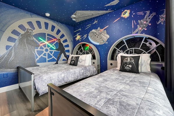 6 bedrooms, desk, iron/ironing board, travel crib