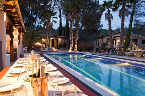 Luxurious & modernly equipped country villa, w/ new gym & event room, sleeps 22