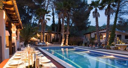 Luxurious & modernly equipped country villa, w/ new gym & event room, sleeps 22