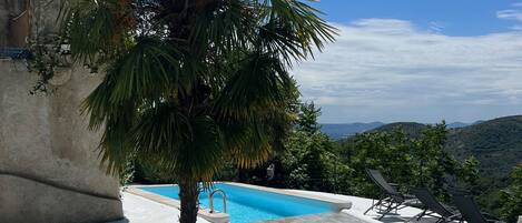 Una piscina al aire libre, una piscina climatizada