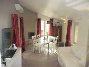 TV, fireplace, stereo