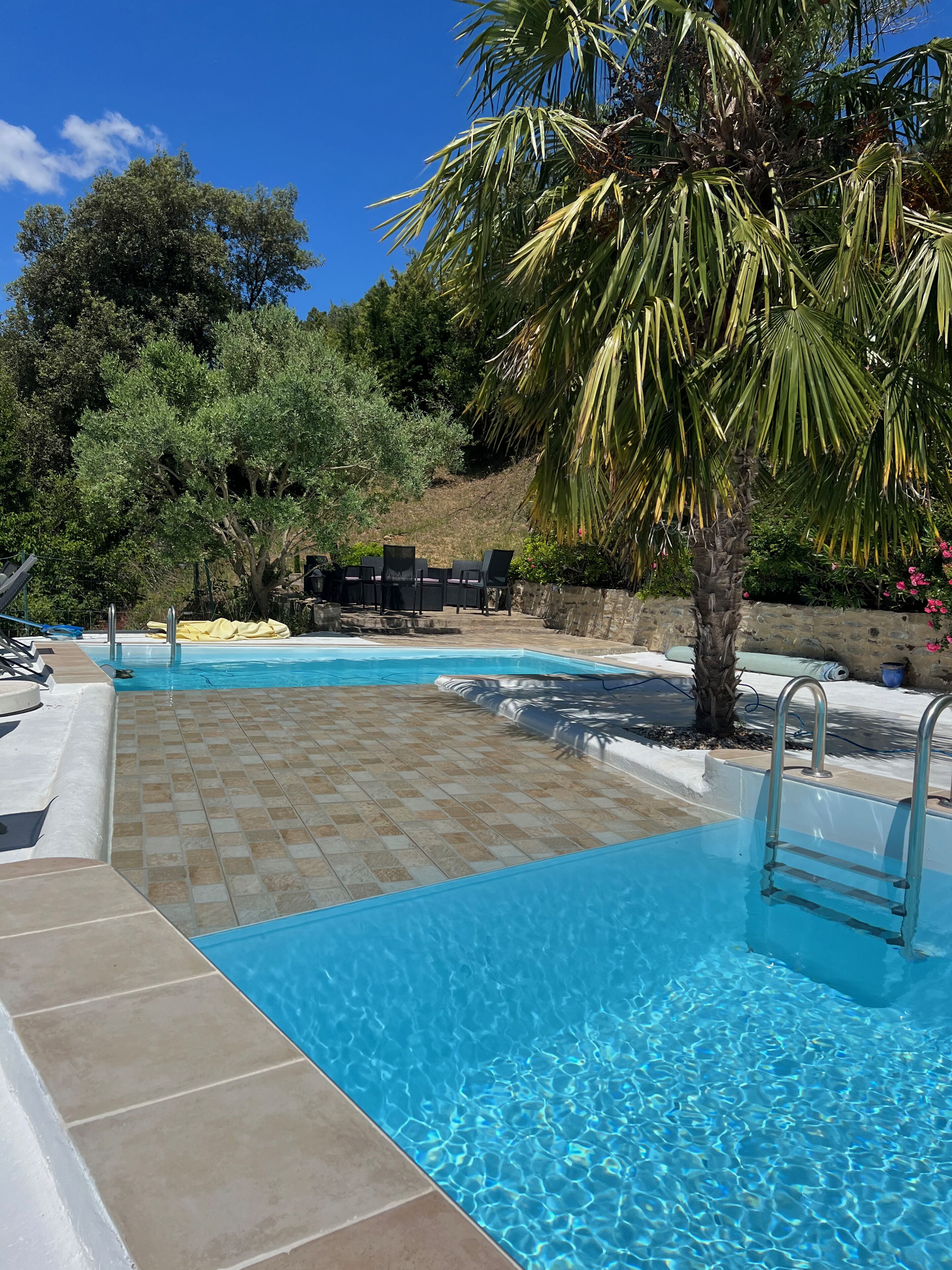 Een buitenzwembad en een verwarmd zwembad