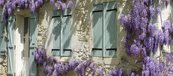 Vakkert stein gårdshus med oppvarmet basseng og utsikt over det rullende landskapet