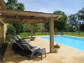 Piscine chauffée, chaises longues