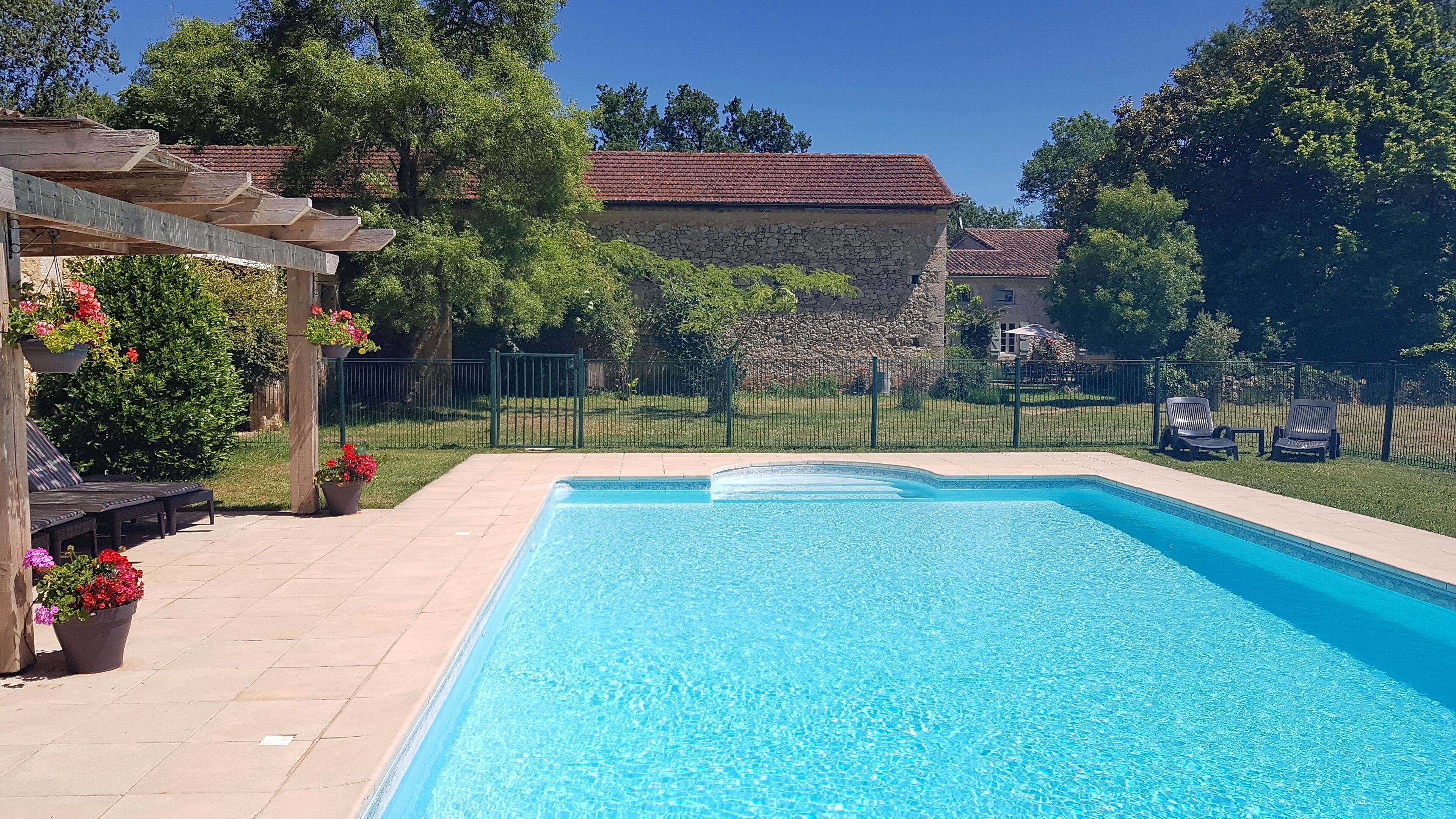 Piscine chauffée, chaises longues