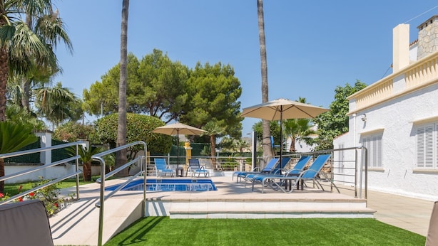A pool area with lounge chairs, a fruit bowl, and a staircase leading to a pool. - Villa Comes - Beautiful villa with private pool 50 metres from the beach (Port d'Alcúdia)
