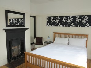 4 quartos, escrivaninha, ferros/tábuas de passar roupa, Wi-Fi