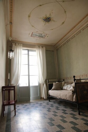 Maison de style typique dans l'une des rues historiques du centre de Lucques          