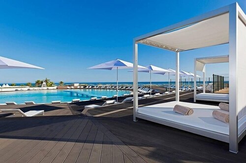 Stunning Villa  Sea Views, UK TV, Wifi, Air Con, Heating, 3 min Walk to Beach