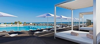 Stunning Villa  Sea Views, UK TV, Wifi, Air Con, Heating, 3 min Walk to Beach