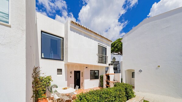 Outdoor dining - Stunning Villa  Sea Views, UK TV, Wifi, Air Con, Heating, 3 min Walk to Beach (Vale de Lobo)