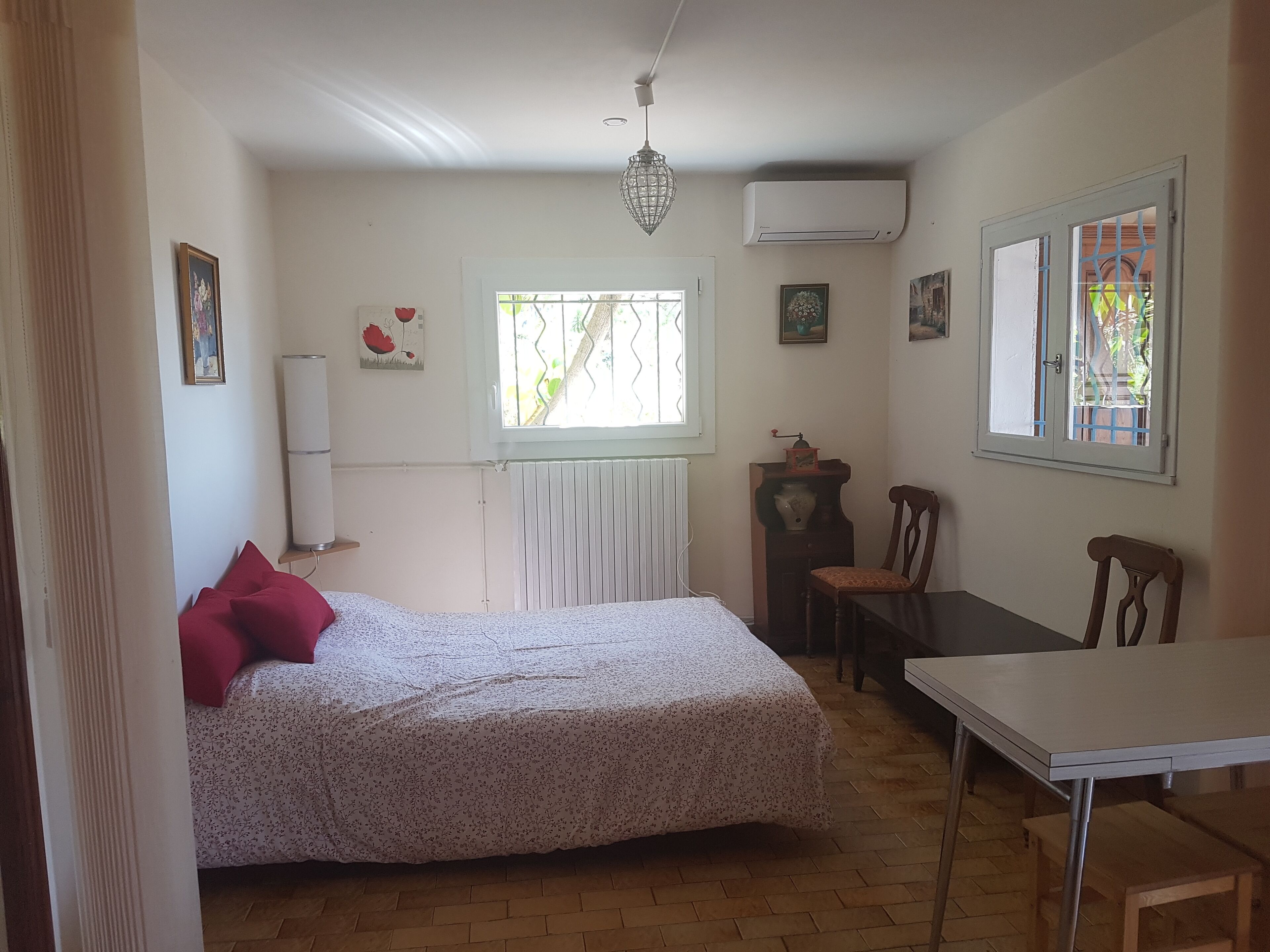 2 slaapkamers, een strijkplank/strijkijzer, reisbedje, gratis wifi