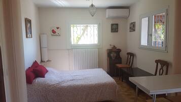 2 slaapkamers, een strijkplank/strijkijzer, reisbedje, gratis wifi