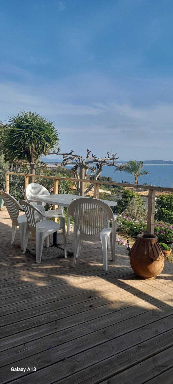 Outdoor dining - GROUND FLOOR OF VILLA facing the tip of Giens (Carqueiranne)
