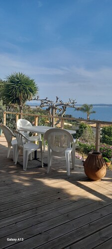 REZ DE CHAUSSEE DE VILLA face à la pointe de Giens