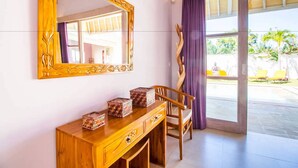 A room with a wooden desk, a mirror, and a chair. There are two decorative boxes on the desk. - Istana Willy (Ungasan)