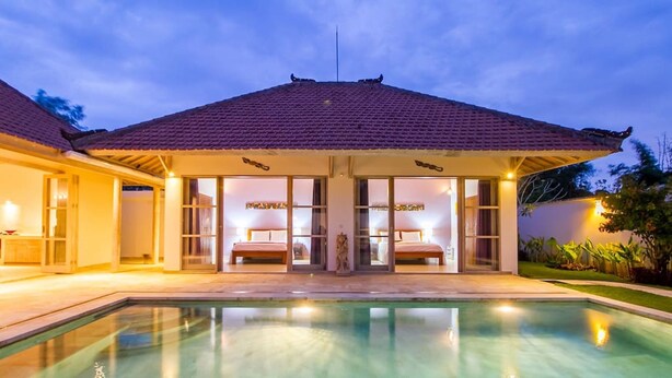 A modern building with a swimming pool in front. - Istana Willy (Ungasan)