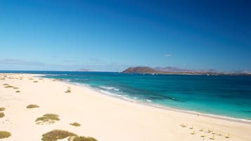 NĂ€ra stranden, solstolar och strandhanddukar