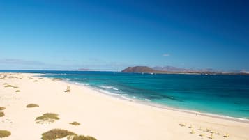 Nära stranden, solstolar och strandhanddukar