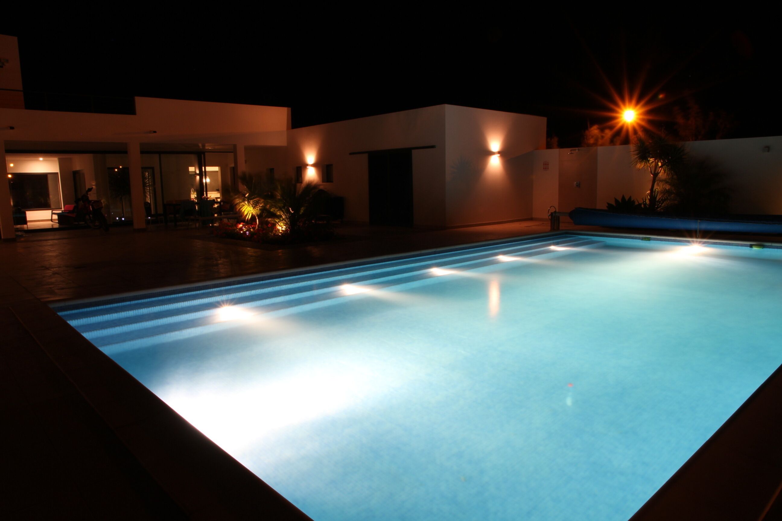 Utomhuspool och uppvärmd pool