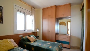 1 habitación, tabla de planchar con plancha y ropa de cama 