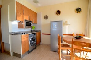 Kühlschrank, Mikrowelle, Wasserkocher mit Kaffee-/Teezubehör, Toaster