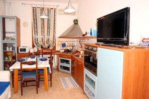 Fridge, microwave, oven, stovetop - Economic apartment just steps from Venice (Mestre)